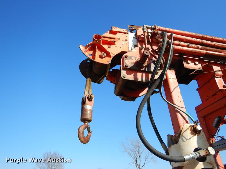 image for item ER9319 1994 Ford F800 digger derrick truck