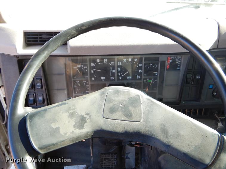 image for item ER9321 1998 International 8100 flatbed truck