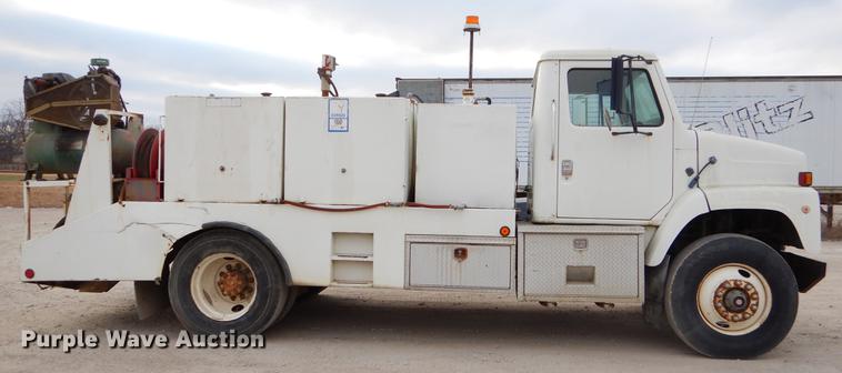 image for item ER9339 1984 International 2374 service truck