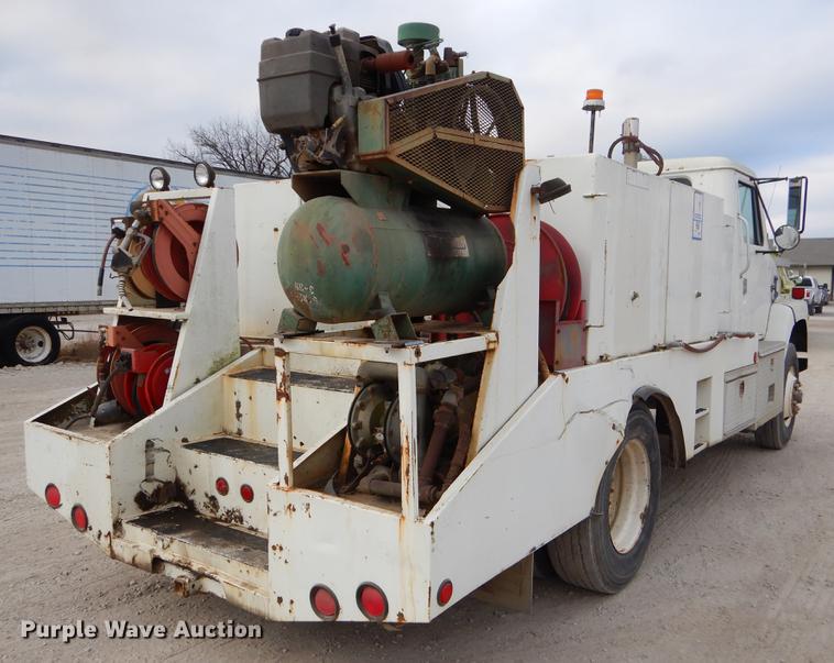 image for item ER9339 1984 International 2374 service truck