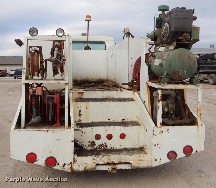 image for item ER9339 1984 International 2374 service truck