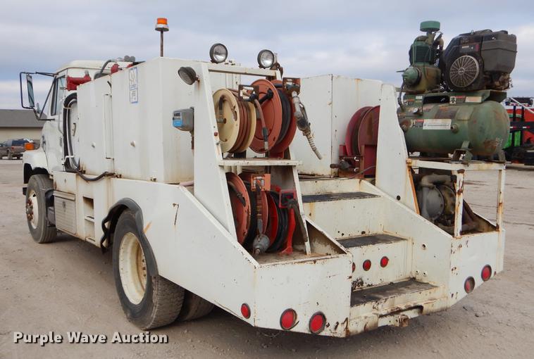 image for item ER9339 1984 International 2374 service truck