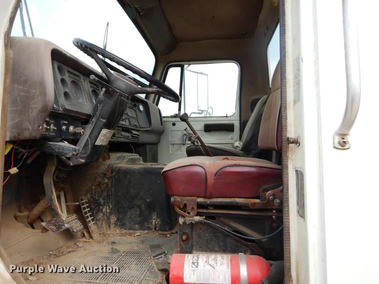 image for item ER9339 1984 International 2374 service truck