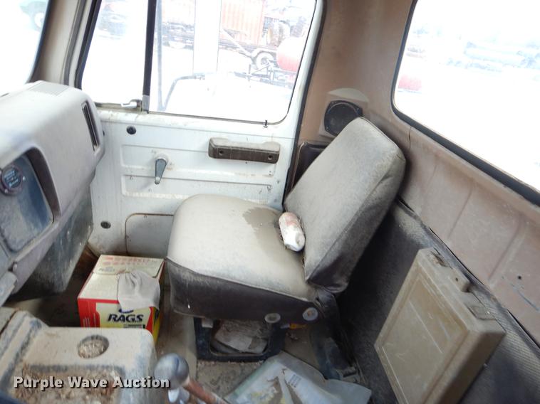 image for item ER9339 1984 International 2374 service truck