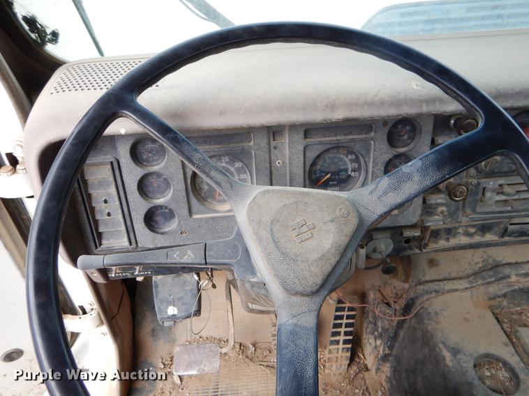 image for item ER9339 1984 International 2374 service truck