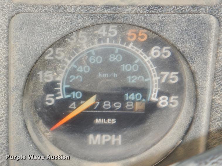 image for item ER9339 1984 International 2374 service truck