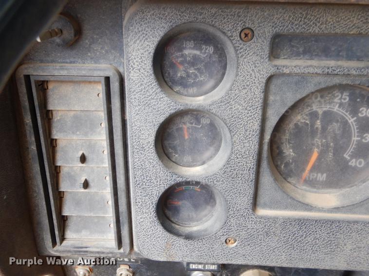 image for item ER9339 1984 International 2374 service truck