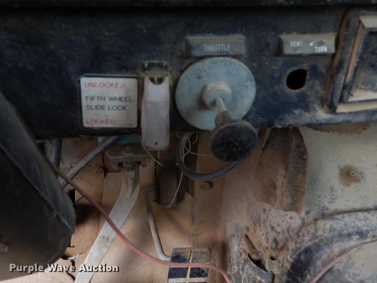 image for item ER9339 1984 International 2374 service truck