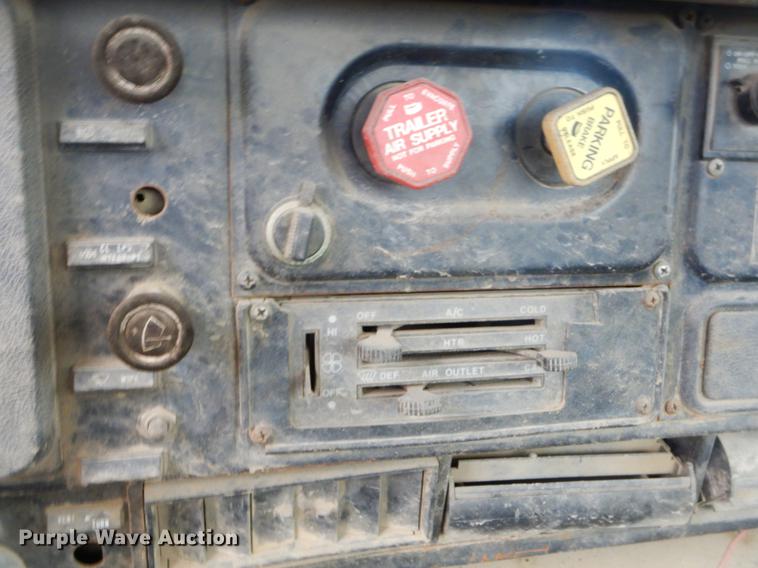 image for item ER9339 1984 International 2374 service truck