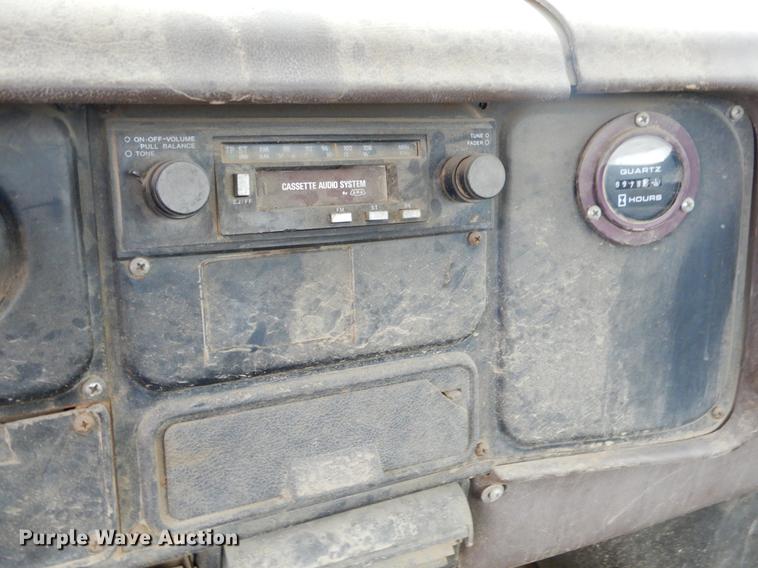 image for item ER9339 1984 International 2374 service truck