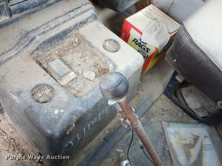 image for item ER9339 1984 International 2374 service truck