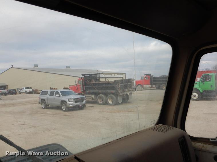 image for item ER9339 1984 International 2374 service truck