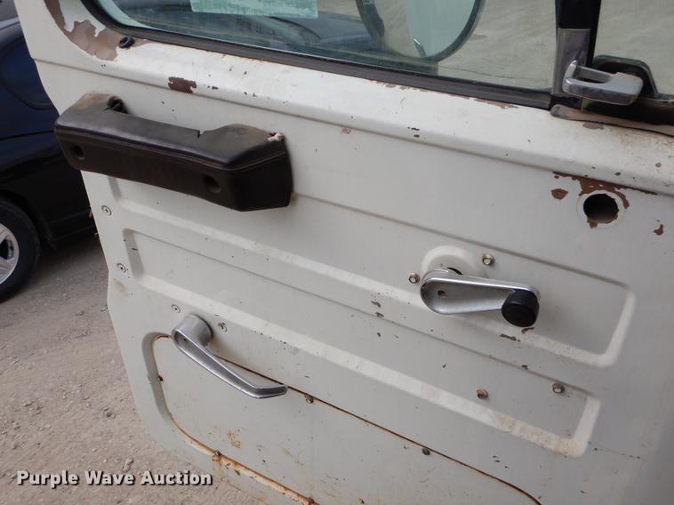 image for item ER9339 1984 International 2374 service truck