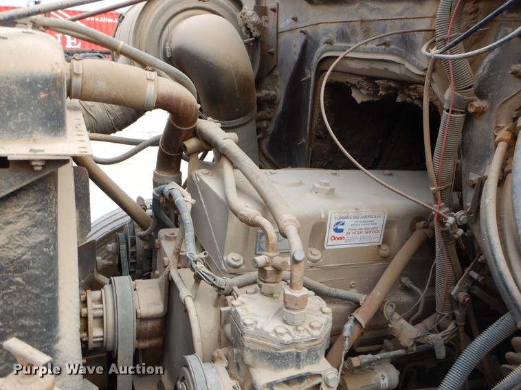 image for item ER9339 1984 International 2374 service truck