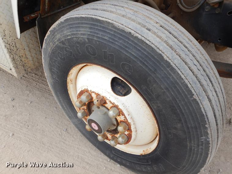 image for item ER9339 1984 International 2374 service truck