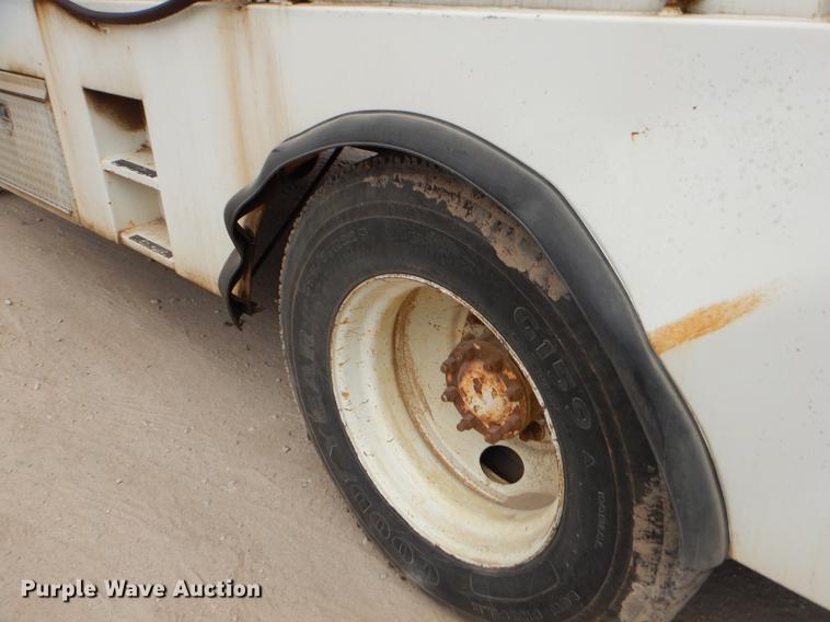 image for item ER9339 1984 International 2374 service truck