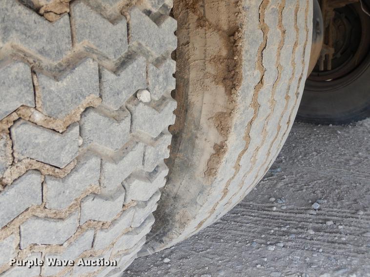 image for item ER9339 1984 International 2374 service truck