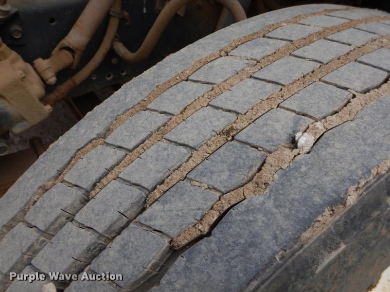 image for item ER9339 1984 International 2374 service truck