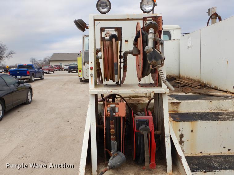 image for item ER9339 1984 International 2374 service truck