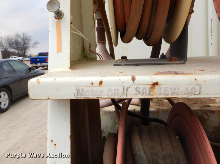 image for item ER9339 1984 International 2374 service truck