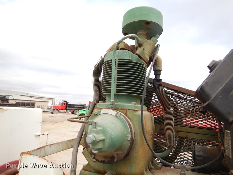 image for item ER9339 1984 International 2374 service truck