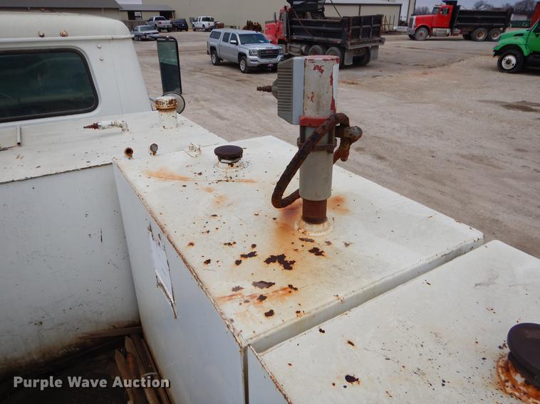 image for item ER9339 1984 International 2374 service truck