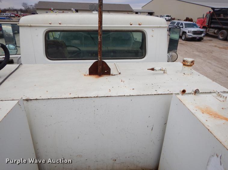 image for item ER9339 1984 International 2374 service truck