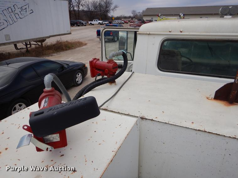 image for item ER9339 1984 International 2374 service truck