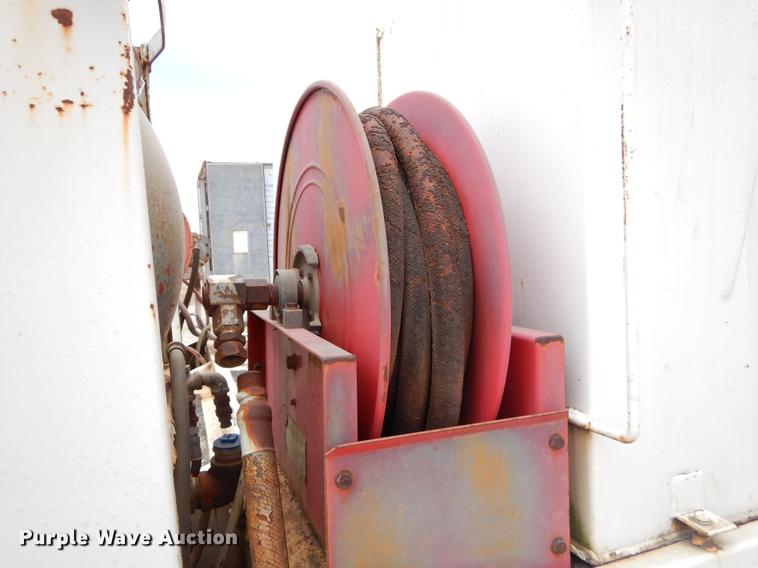 image for item ER9339 1984 International 2374 service truck