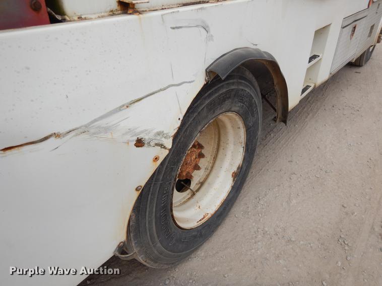 image for item ER9339 1984 International 2374 service truck