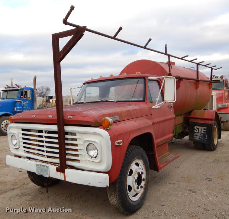 image for item ER9340 1972 Ford tank truck