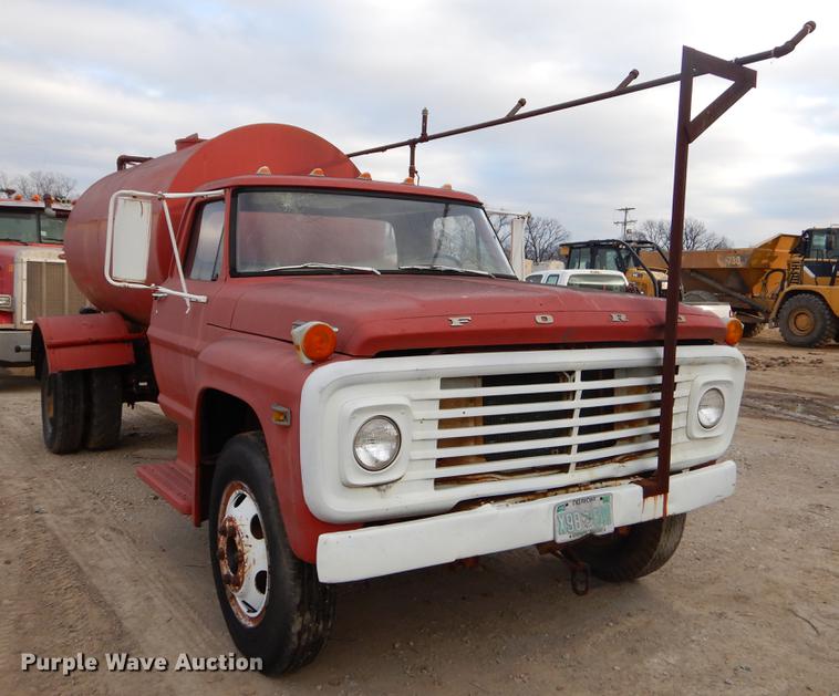 image for item ER9340 1972 Ford tank truck