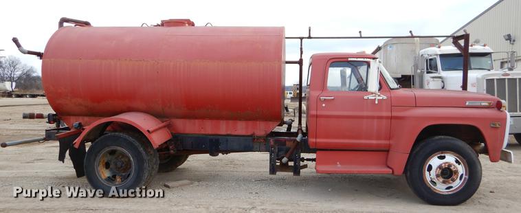 image for item ER9340 1972 Ford tank truck