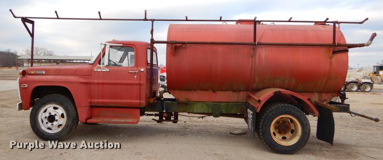 image for item ER9340 1972 Ford tank truck