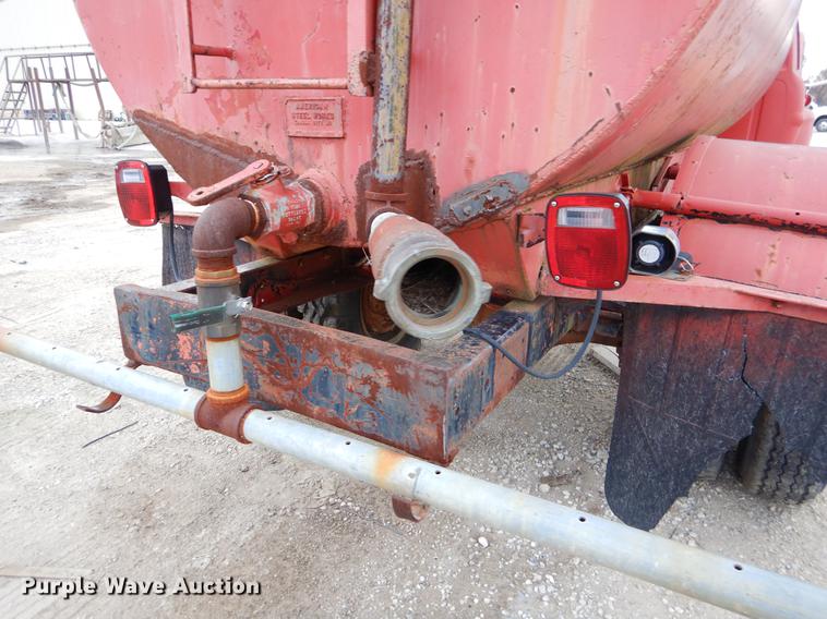 image for item ER9340 1972 Ford tank truck