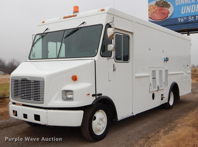 image for item ER9366 2000 Freightliner MT45 delivery truck