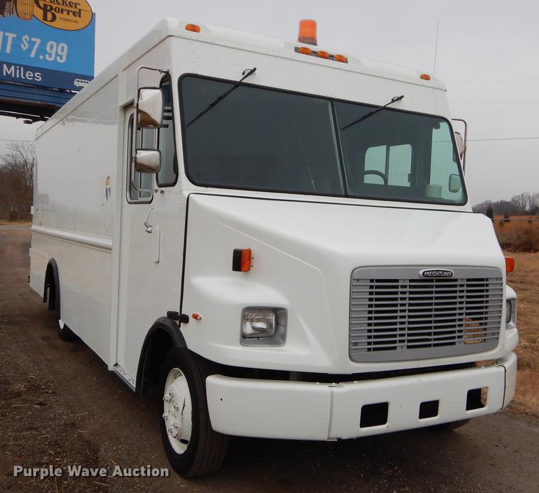 image for item ER9366 2000 Freightliner MT45 delivery truck