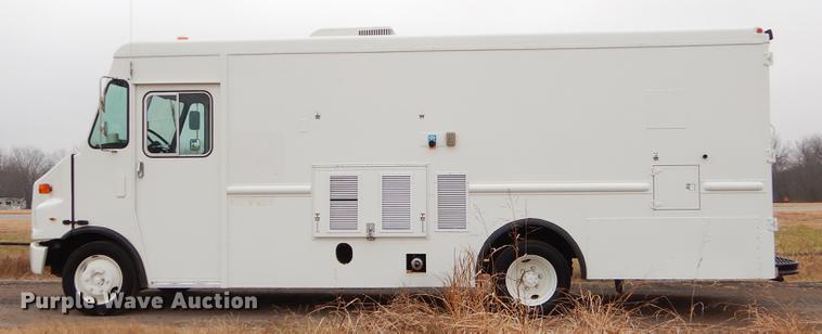 image for item ER9366 2000 Freightliner MT45 delivery truck