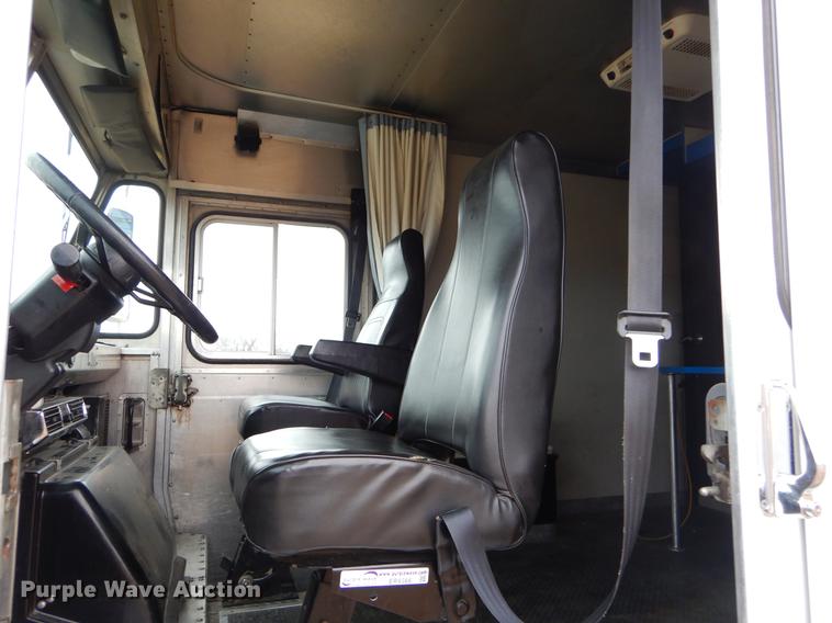 image for item ER9366 2000 Freightliner MT45 delivery truck