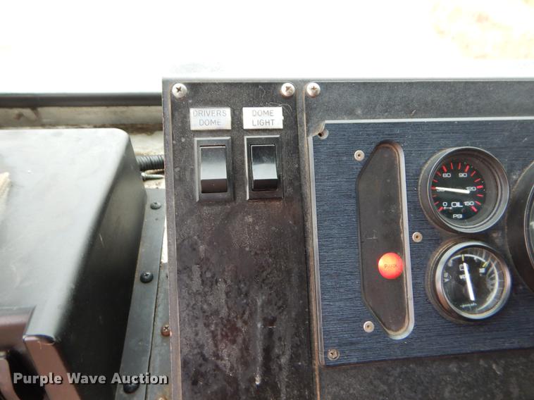 image for item ER9366 2000 Freightliner MT45 delivery truck