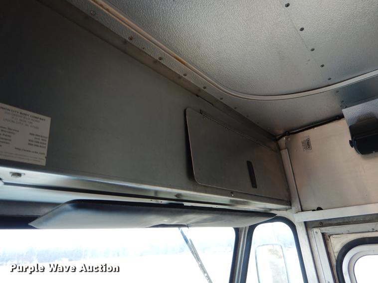 image for item ER9366 2000 Freightliner MT45 delivery truck