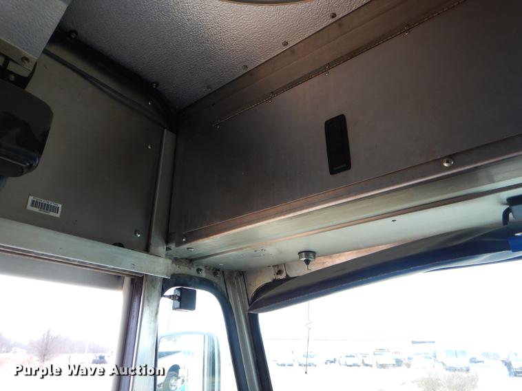 image for item ER9366 2000 Freightliner MT45 delivery truck