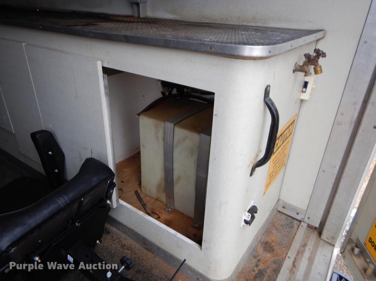 image for item ER9366 2000 Freightliner MT45 delivery truck