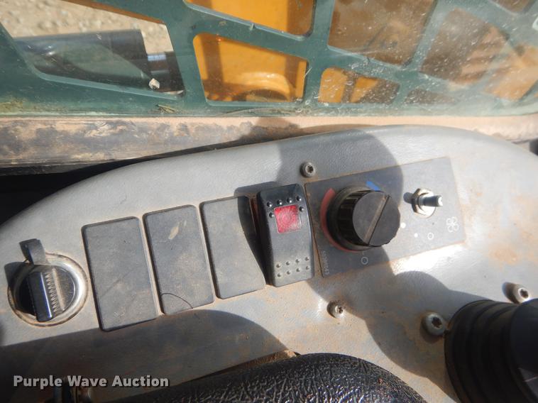 image for item EW9711 2011 Mustang 2100RT skid steer