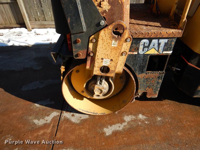 image for item DB9358 2000 Caterpillar CB214D double drum roller