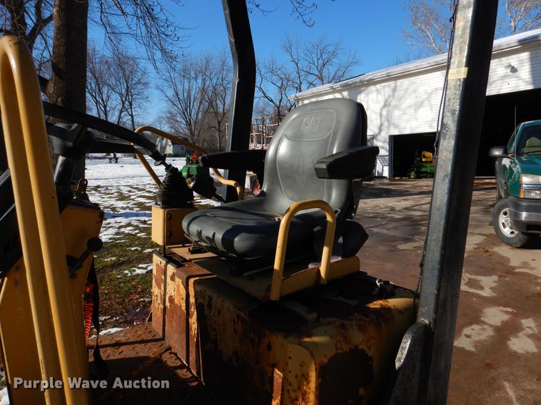 image for item DB9358 2000 Caterpillar CB214D double drum roller