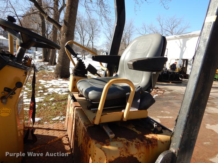 image for item DB9358 2000 Caterpillar CB214D double drum roller