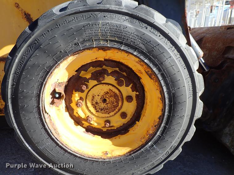 image for item DG2903 2010 John Deere 318D skid steer