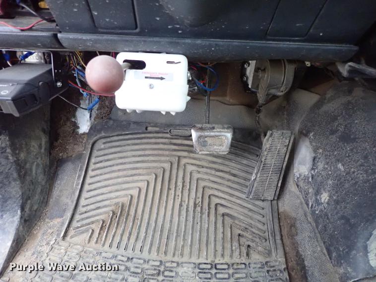 image for item DG2913 1999 GMC C7500 service truck