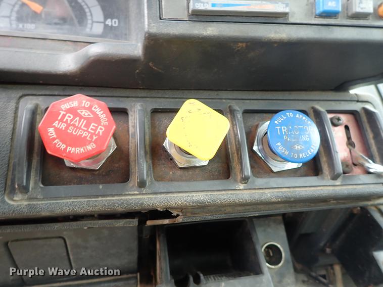 image for item DG2913 1999 GMC C7500 service truck